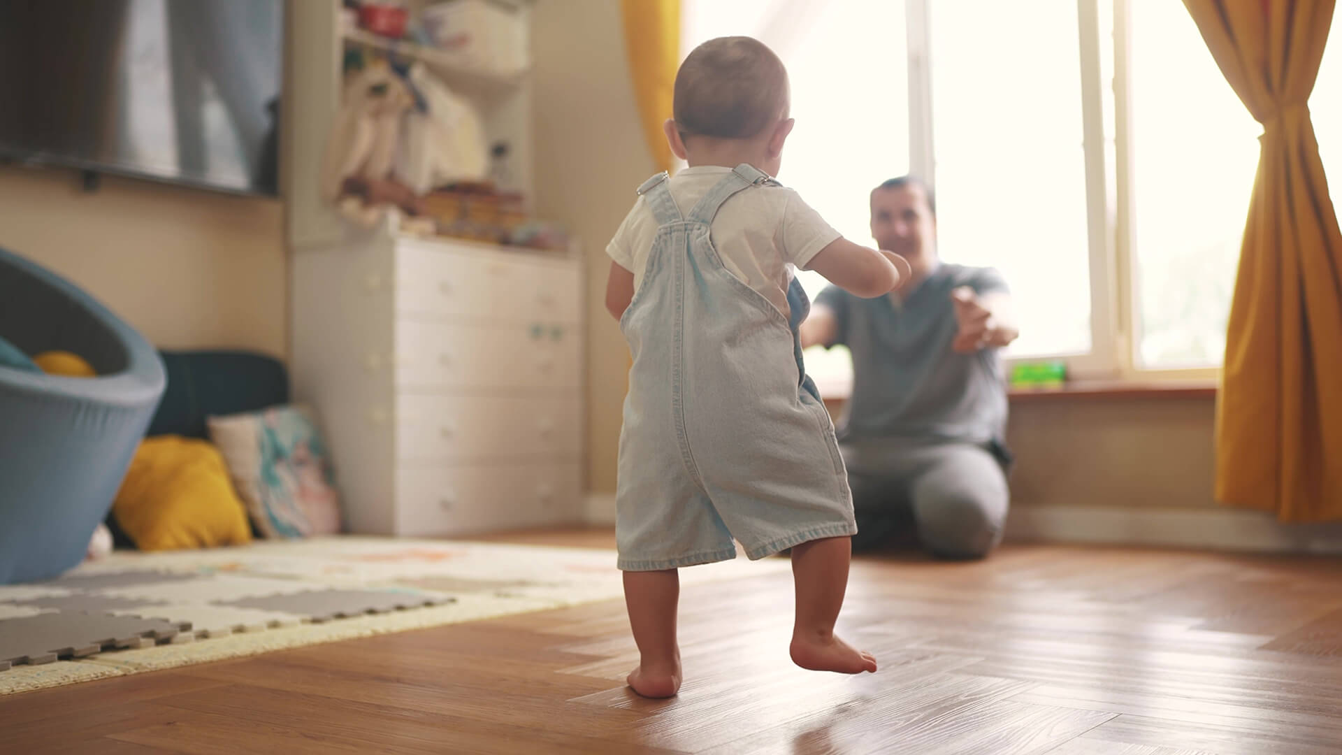 Bebé empieza a caminar: cómo adaptar rutinas y hogar