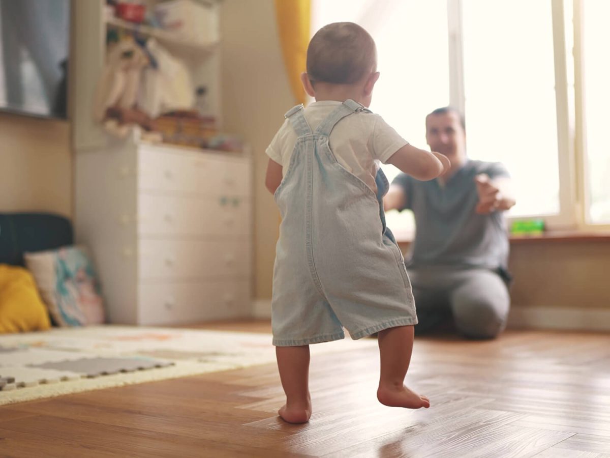 Bebé empieza a caminar: cómo adaptar rutinas y hogar
